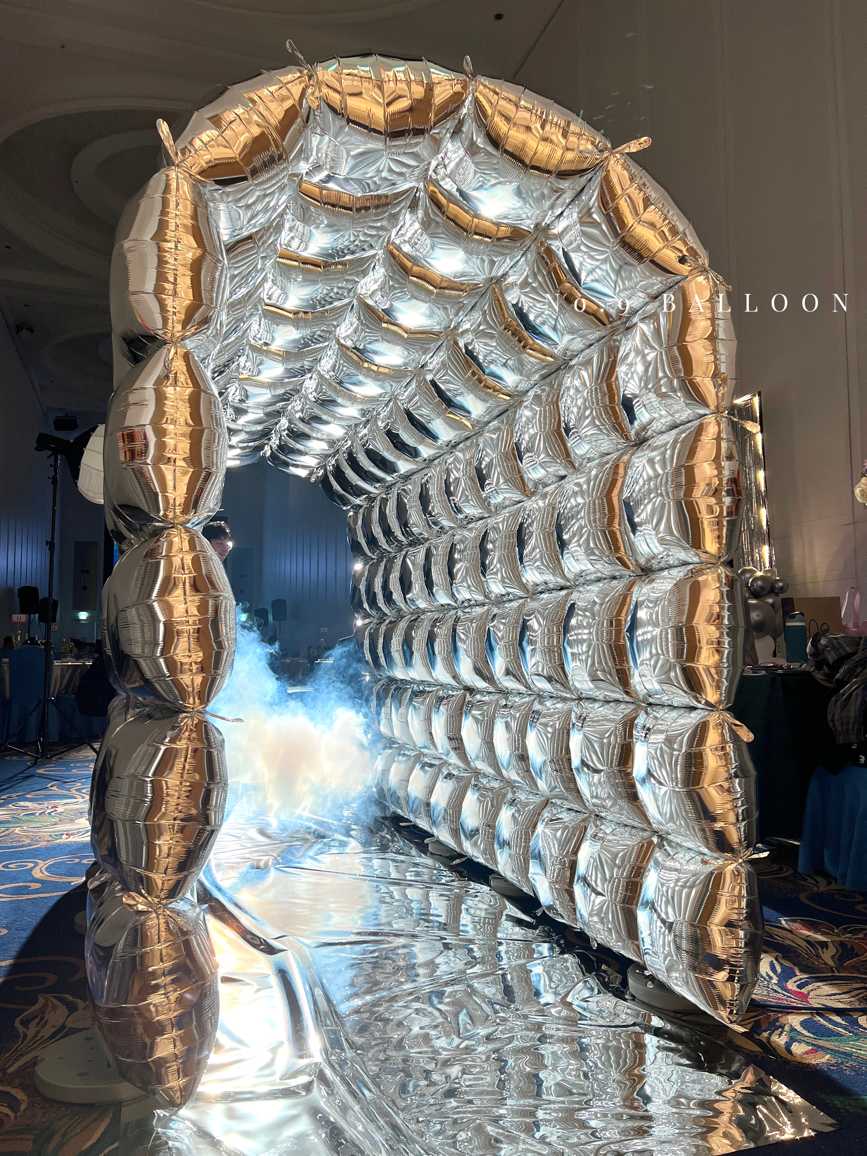 鋁箔氣球隧道,氣球隧道,鋁箔隧道,錫箔隧道佈置,拱門氣球,氣球拱門,鋁箔拱門佈置,迎賓隧道氣球,科技感氣球隧道