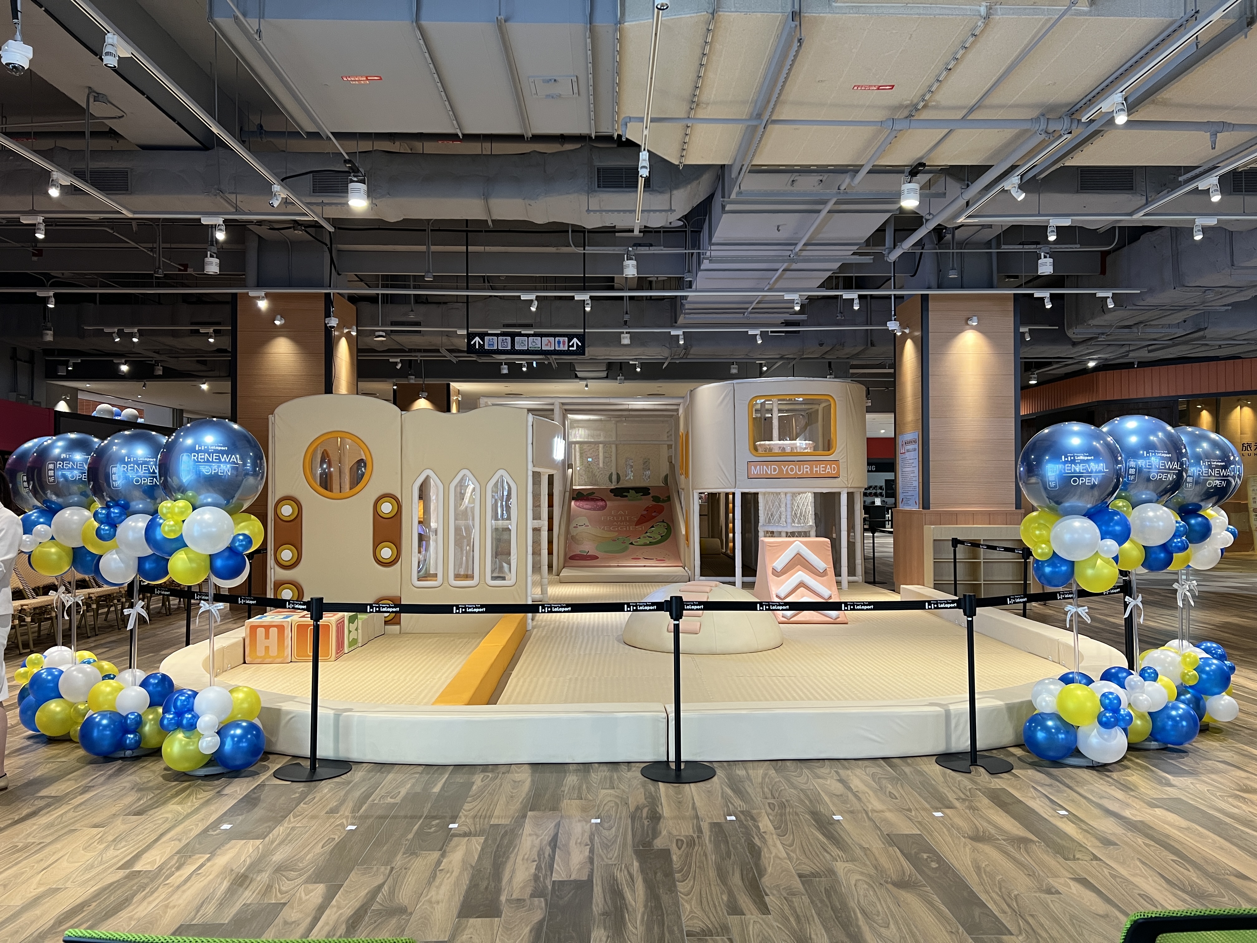 開幕氣球柱,開幕氣球佈置,品牌氣球訂製,客製化氣球立柱,質感氣球柱,台中三井開幕氣球佈置