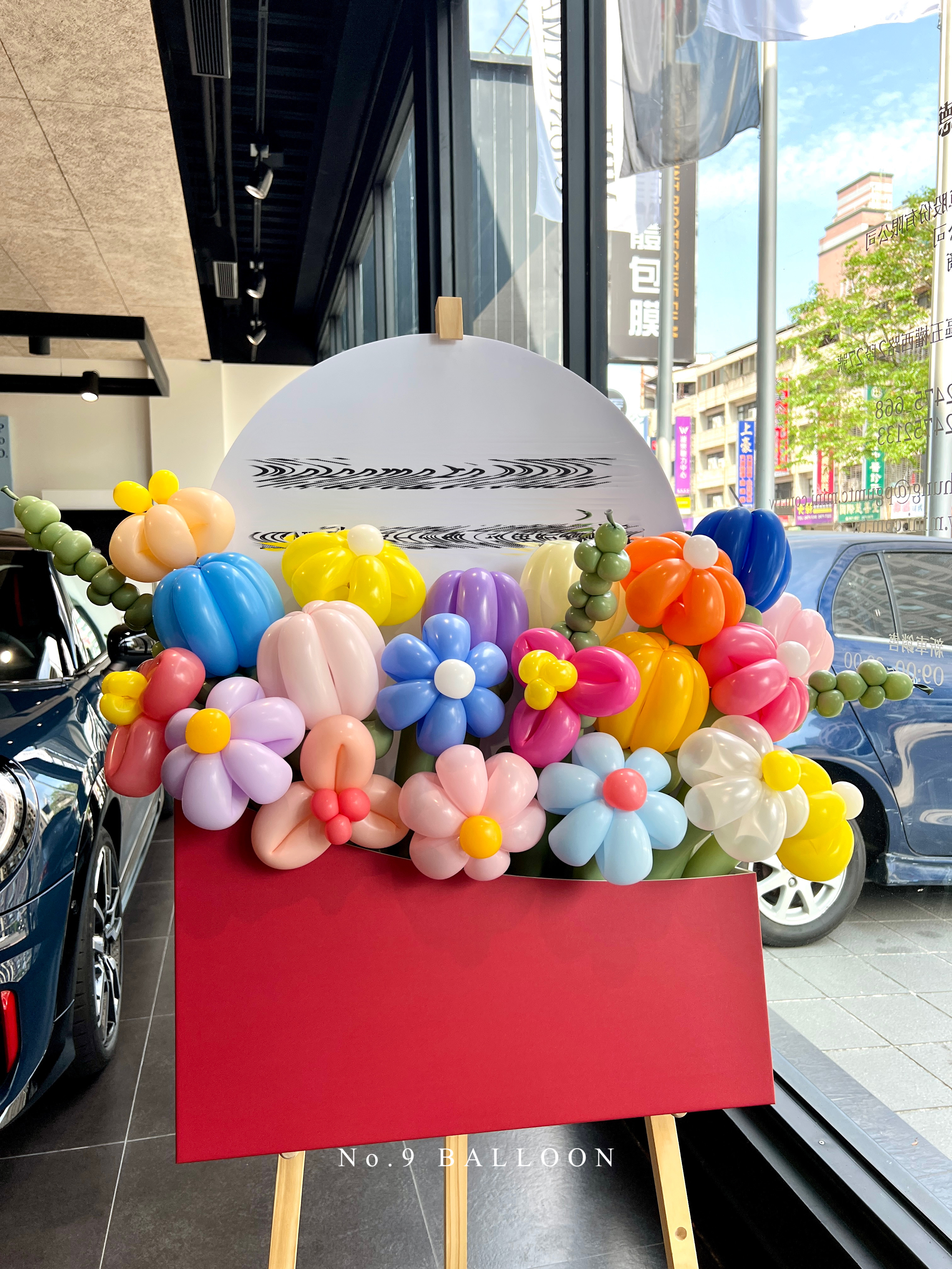 台中氣球店,品牌活動氣球佈置,品牌活動氣球花佈置,氣球小花田佈置,台中氣球佈置,氣球花藝看板,氣球花迎賓看板佈置,台中氣球花束