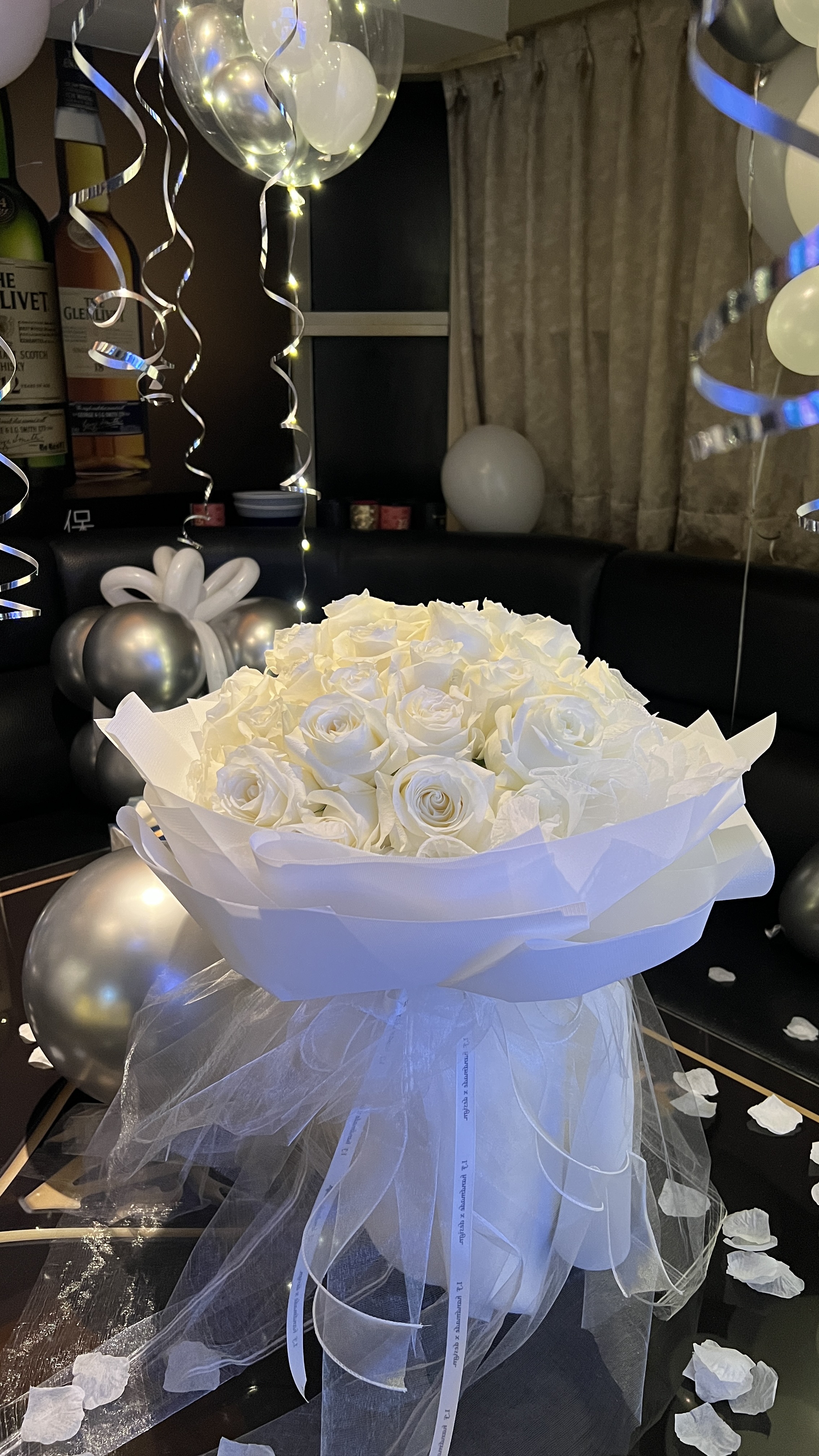 台中花店,台中花藝佈置,進口白玫瑰,進口鮮花束,台中氣球佈置,台中氣球花藝佈置,派對氣球花店,求婚花束,質感鮮花束,質感佈置,質感氣球